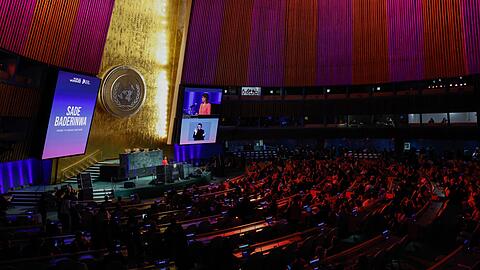 Kurz vor Er&ouml;ffnung der Tagung der UN-Frauenrechtskommission erinnerten die Staatenvertreter bei den Vereinten Nationen an den Weltfrauentag am 8. M&auml;rz. Im weiteren Verlauf gab es Streit &uuml;ber eine gemeinsame Erkl&auml;rung.