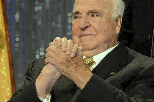 Helmut Kohl ist angeschlagen. Seine Freunde sagen, er sei auf dem Weg der Besserung.