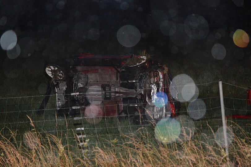 Eine Frau ist bei einem Unfall auf der Autobahn 8 bei Bad Aibling im Landkreis Rosenheim ums Leben gekommen. Sie überschlug sich auf regennasser Fahrbahn. Bilder von der Unfallstelle.