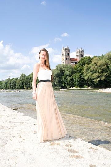 Melanie sieht sich am liebsten schlicht und elegant. Die Bilder von ihrem Fotoshooting an der Isar.