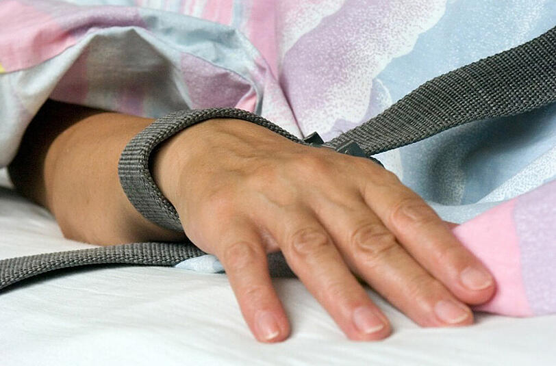 Kaum vorstellbar: 60 Tage ist Martin R. ans Bett gefesselt. (Symbolbild)