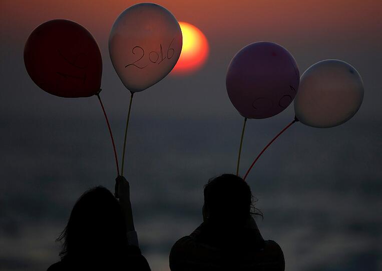 Gute Wünsche fürs neue Jahr. Diese zwei Frauen sitzen in Palästina im Sonnenuntergang und haben bereits das neue Jahr im Visier.