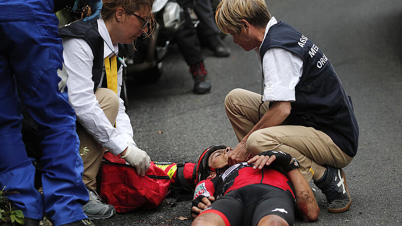 Richie Porte ist auf der 9. Etappe der Tour de France schwer gestürzt. Helfer kümmern sich um den Australier.