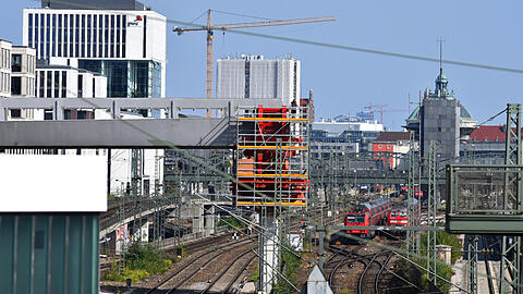 Der Arnulfsteg schiebt sich langsam über die S-Bahngleise. Die Bilder von der Baustelle.