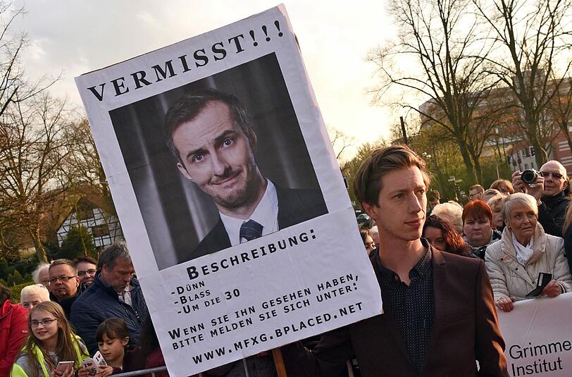 Der Schauspieler Max Mauff hält eine Plakat mit der Aufschrift «Vermisst», das auf die Abwesenheit des Satirikers Jan Böhmermann hin weist. Auch die Grimme-Direktorin sprach sich für Böhmermann aus.