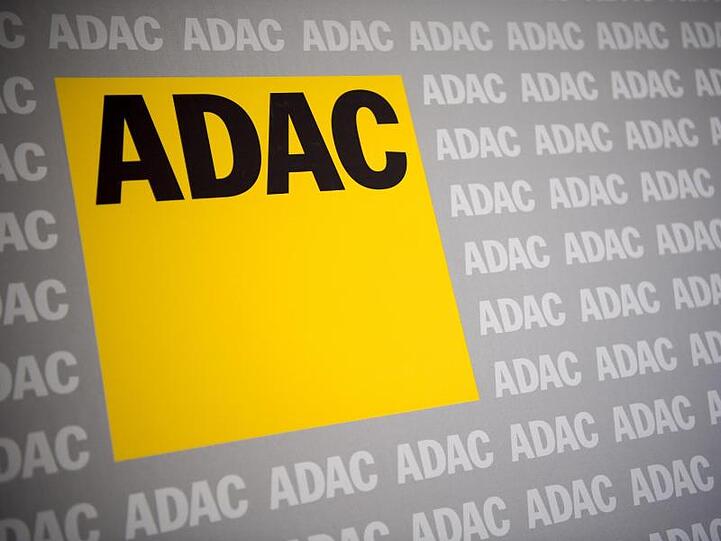 Das ADAC-Logo ist auf einer Aufstellerwand zu sehen.