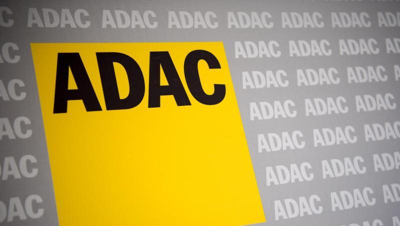 Das ADAC-Logo ist auf einer Aufstellerwand zu sehen. Das ADAC-Logo ist auf einer Aufstellerwand zu sehen.