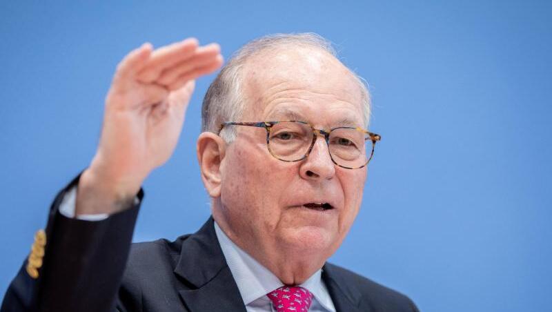 "Die Bundesrepublik darf nicht von der Reservebank aus zuschauen, wenn jetzt eine maritime EU-Schutzmission am Golf diskutiert wird", sagt der Chef der Münchner Sicherheitskonferenz, Wolfgang Ischinger. "Die Bundesrepublik darf nicht von der Reservebank aus zuschauen, wenn jetzt eine maritime EU-Schutzmission am Golf diskutiert wird", sagt der Chef der Münchner Sicherheitskonferenz, Wolfgang Ischinger.