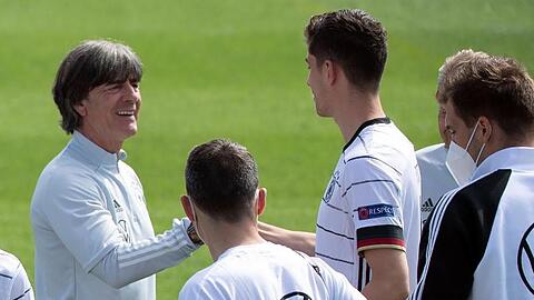 Bundestrainer Joachim Löw (l) und das DFB-Team fiebern dem WM-Auftakt gegen Frankreich entgegen.