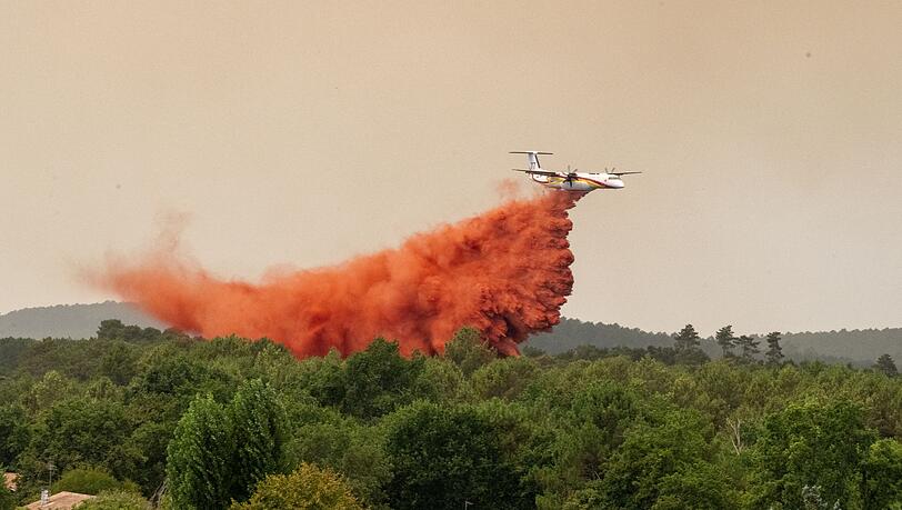 Die Löschflugzeuge spielen bei der Bekämpfung der Waldbrände in Frankreich eine zentrale Rolle. Die Löschflugzeuge spielen bei der Bekämpfung der Waldbrände in Frankreich eine zentrale Rolle.
