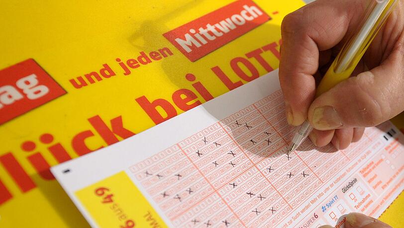 Die Lotto-Gesellschaft in Niedersachsen sucht derzeit drei Gewinner, denen 9,5 Millionen Euro zustehen. Die Lotto-Gesellschaft in Niedersachsen sucht derzeit drei Gewinner, denen 9,5 Millionen Euro zustehen.