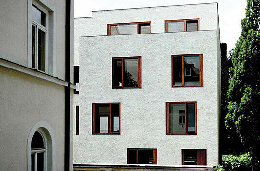 Arcisstraße 57: Bauherr: Euroboden GmbH, Grünwald, Architekten: Claus Schuh Architekten, München, Besonderheit: Vorne gründerzeitlich, hinten angemessen modern