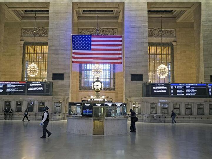 Der zur Hauptverkehrszeit fast menschenleere Grand Central Terminal in New York. 100 Tage nach dem ersten bestätigten Corona-Fall sind in der Stadt erste Lockerungen in Kraft getreten.