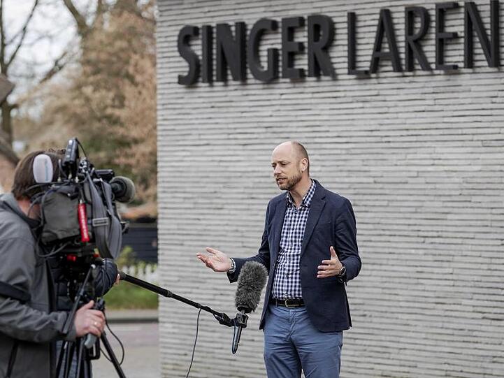 Evert van Os, Direktor des Singer Laren Museums, spricht zu Journalisten.
