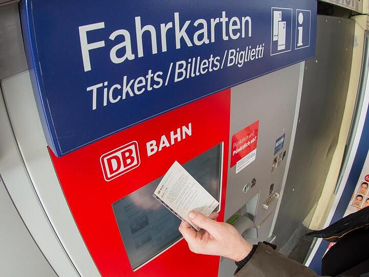 Fahrkartenautomat der Deutschen Bahn: Die Deutsche Bahn schafft das Schöne-Wochenende-Ticket ab.