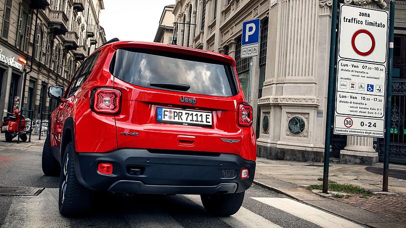 Kennzeichen E: Der Plug-in-Renegade darf rein elektrisch auch durch Umweltzonen fahren.