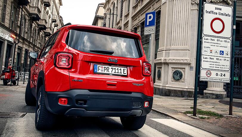 Kennzeichen E: Der Plug-in-Renegade darf rein elektrisch auch durch Umweltzonen fahren. Kennzeichen E: Der Plug-in-Renegade darf rein elektrisch auch durch Umweltzonen fahren.