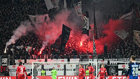 Teures Zündeln: Eintracht-Fans brennen Pyrotechnik im Pokal gegen Darmstadt ab.