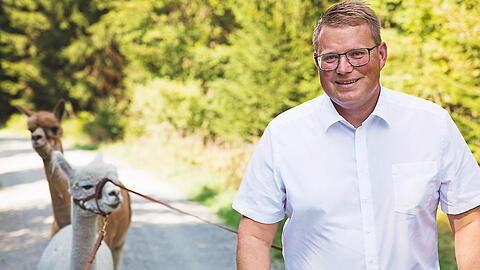 Holger Grießhammer mit den Alpakas Dankeschön und Geysir.