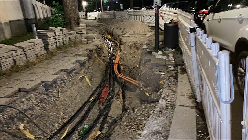 Entlang der James-Loeb-Straße werden aktuell Leitungen verlegt, bei diesen Bauarbeiten tauchte die Bombe auf.