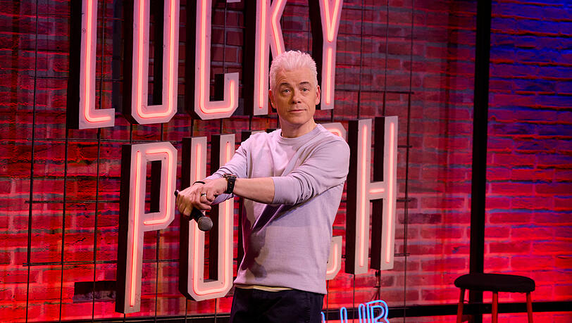 Michael Mittermeier auf der B&uuml;hne seines "Lucky Punch Comedy Clubs" im Fat Cat. Ab Herbst wird die Zwischennutzung saniert, der Club muss raus. Wie es weitergeht, erz&auml;hlt der Comedian im AZ-Interview.