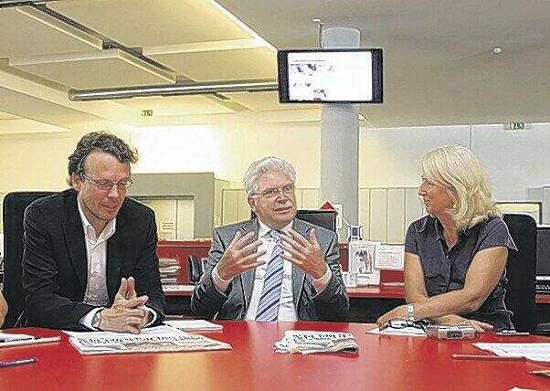 Zu Gast in der AZ: Martin Zeil (M.) mit Vize-Chefredakteur Georg Thanscheidt und Landtags-Korrespondentin Angela Böhm.