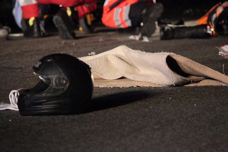 Schwerer Unfall auf der B 15: Zwei Verletzte