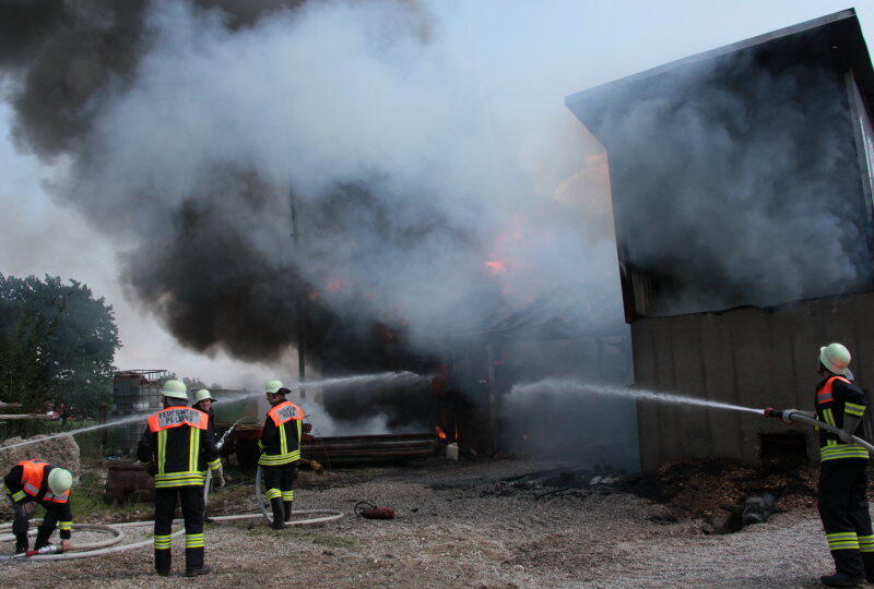 In Polling im Landkreis Mühldorf am Inn ist am Mittwoch eine Heizungsanlage abgebrannt - die Feuerwehr rückte mit einem Großaufgebot an. Der Schaden soll immens sein.