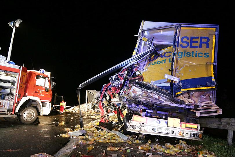 Die A3 glich einem Schlachtfeld: Bei dem Unfall krachten drei Lkws ineinander. Einer verlor dabei 23 Tonnen Salatöl.