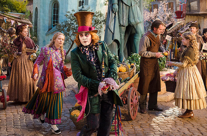 Alice (Mia Wasikowska) versucht dem Verrückten Hutmacher (Johnny Depp) zu helfen.
