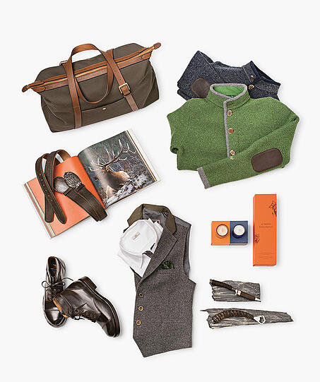 Ein fesches Gilet mit weißem Hemd und trachtige Accessoires wie Echtleder-Gürtel und robuste Lederstiefel dürfen bei keinem Trachten-Look für den modebewussten Herren fehlen