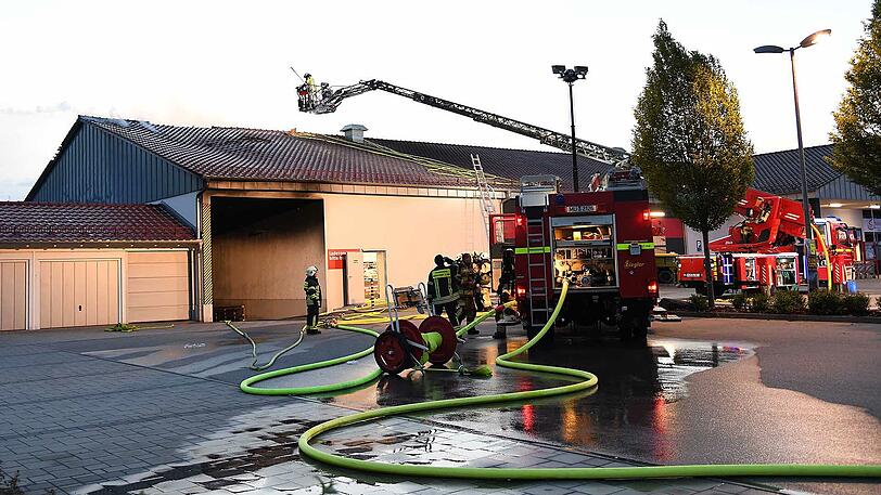 Großeinsatz am Pfingstsonntag: Mehrere Feuerwehren haben in Mühldorf einen Penny-Supermarkt gelöscht.