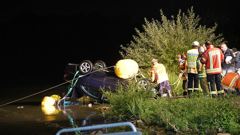Einsatzkräfte bergen ein Auto aus dem Neckar. Ein älteres Ehepaar war mit diesem Auto von der Fähre gerutscht. Einsatzkräfte bergen ein Auto aus dem Neckar. Ein älteres Ehepaar war mit diesem Auto von der Fähre gerutscht.