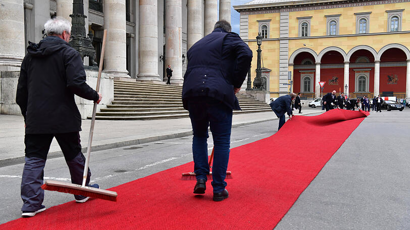 Letzte Vorbereitungen - dann liegt der rote Teppich bereit.