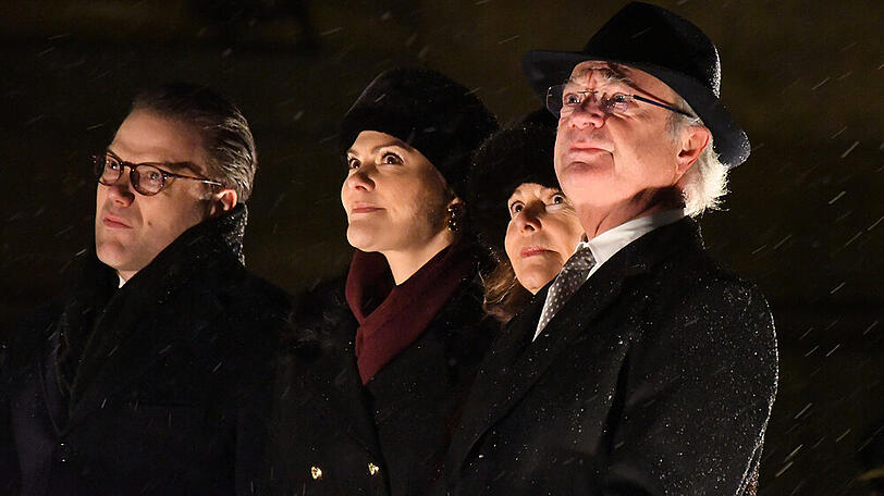 Victoria von Schweden (M.), ihr Ehemann Daniel (l.) und ihre Eltern haben kein Corona.