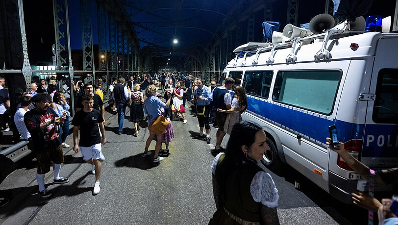 Wiesn-Besucher auf der Hackerbrücke, direkt an der gleichnamigen S-Bahnhaltestelle. Wiesn-Besucher auf der Hackerbrücke, direkt an der gleichnamigen S-Bahnhaltestelle.