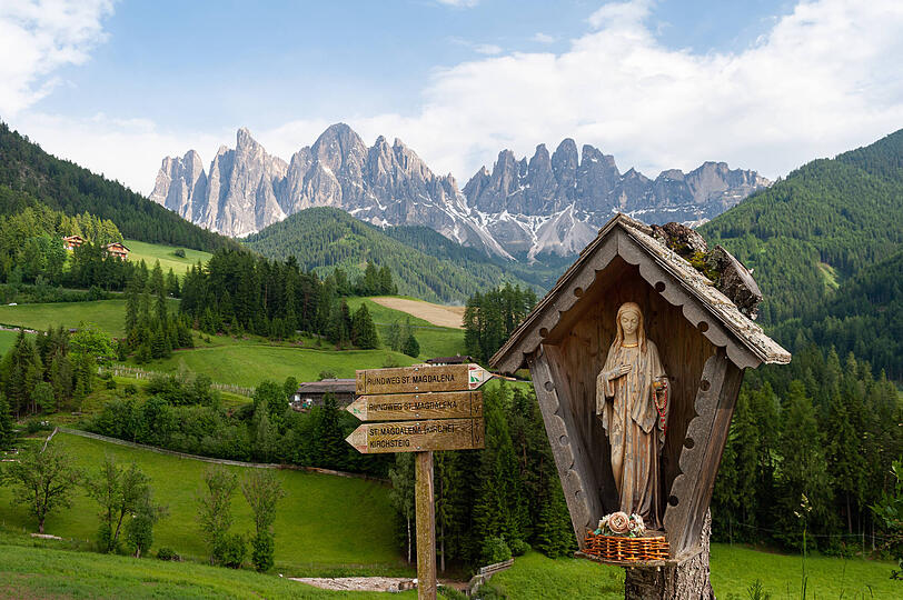 Der Naturpark im Villnößtal mit Wegweisern zu Rundwegen um St. Magdalena. Der Naturpark im Villnößtal mit Wegweisern zu Rundwegen um St. Magdalena.