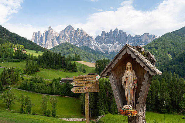 Der Naturpark im Villn&ouml;&szlig;tal mit Wegweisern zu Rundwegen um St. Magdalena.