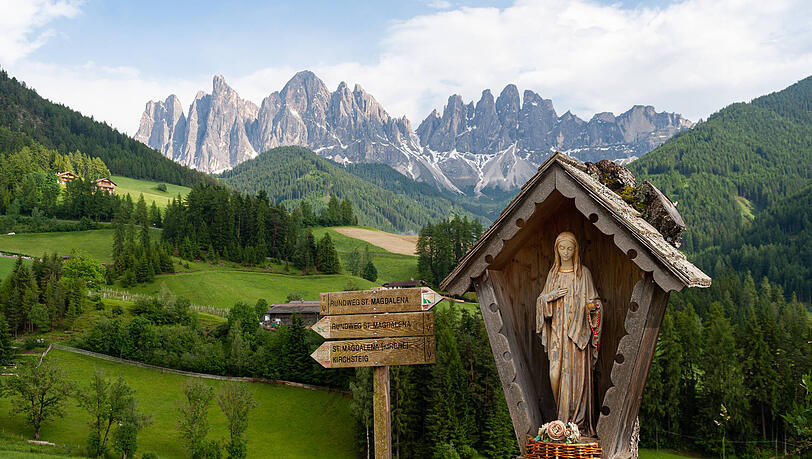 Der Naturpark im Villn&ouml;&szlig;tal mit Wegweisern zu Rundwegen um St. Magdalena.