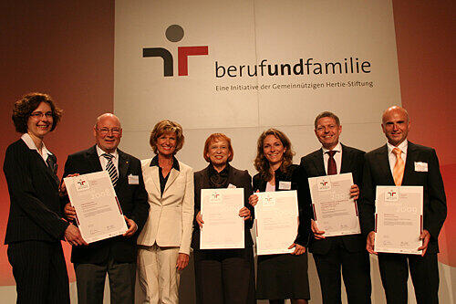 Dagmar Wöhrl (3.v.li.) mit den Preisträgern Ruth Haring und Peter Richter (wbg Nürnberg), Ingrid Hofmann von I. K. Hofmann, Bettina Wasner-Woidich (TeamBank AG), Ulrich Wenzel (Institut für Arbeitsmarkt- und Berufsforschung) und Herbert Keck (BA-Service-Haus, v.li.).