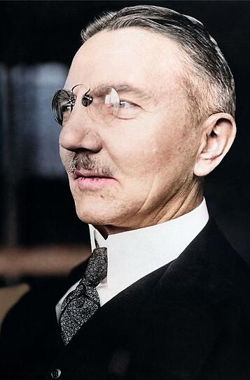 Finanzexperte und Reichsbankpräsident Hjalmar Schacht ist ein wesentlicher Wegbereiter der NS-Diktatur. Finanzexperte und Reichsbankpräsident Hjalmar Schacht ist ein wesentlicher Wegbereiter der NS-Diktatur.