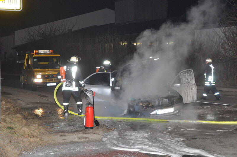 Ein Pkw brennt auf der AÖ2 in Töging am Inn. die Brandursache war vermutlich ein technischer Defekt. Personen wurden nicht verletzt.