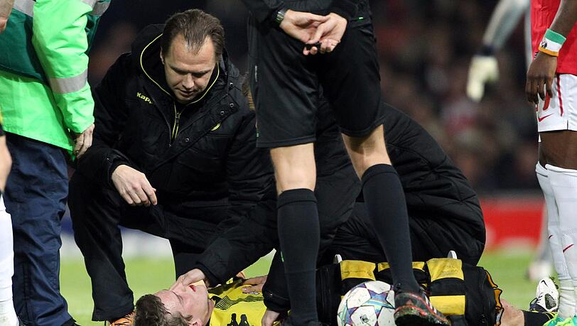 Diagnose: beidseitiger Kieferbruch. Der deutsche Meister Borussia Dortmund muss mehrere Wochen auf Sven Bender verzichten. Diagnose: beidseitiger Kieferbruch. Der deutsche Meister Borussia Dortmund muss mehrere Wochen auf Sven Bender verzichten.