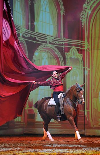 Reiterei trifft Musik und Tanz: eine Szene aus der neuen Apassionata-Show in der Olympiahalle.