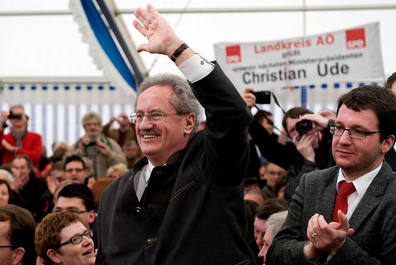 Bier und Politik - eine wundervolle Symbiose, zumindest am Aschermittwoch: Sehen Sie hier die Bilder des deftigen Polit-Klamauks mit OB Ude, Horst Seehofer, Claudia Roth und Co....
