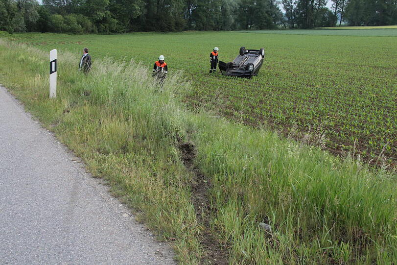 Unfall bei Ampfing: Ein Kleinwagen brettert durchs Bankett und landet auf einem Feld auf dem Dach. Der Fahrer wird nur leicht verletzt