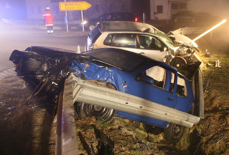 Beim Verkehrsunfall auf der B20 bei Oberndorf Gemd gab es einen Toten und 3 Mittel - bis Schwerverletzte.