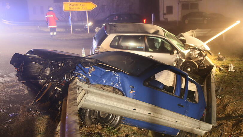 Beim Verkehrsunfall auf der B20 bei Oberndorf Gemd gab es einen Toten und 3 Mittel - bis Schwerverletzte. Beim Verkehrsunfall auf der B20 bei Oberndorf Gemd gab es einen Toten und 3 Mittel - bis Schwerverletzte.