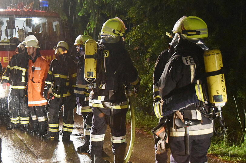 Stundenlang kämpfte die Feuerwehr gegen die Flammen in Vilsheim-Kemoden. Die Bilder vom Einsatz.