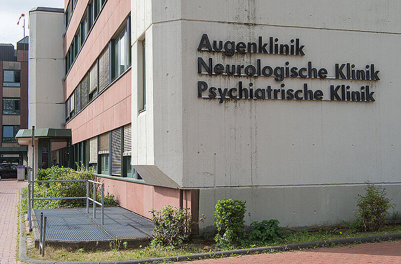 Ein Polizist wurde mehrfach am Bein getroffen, ein Mitarbeiter der Psychiatrie am Arm. Foto: Boris Roessler